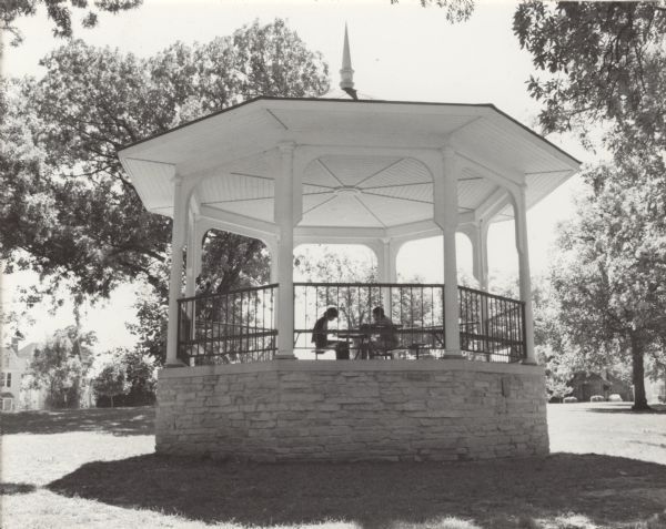 1982 - Pair sits at Orton Park
